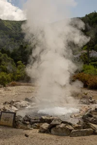 Archipel des Azores Sources d'eau de souffre du à la roche volcanique