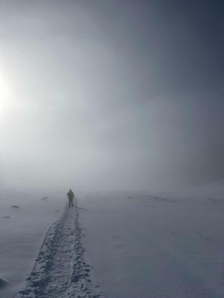Les crêtes Le plateau de Sur Lyand sous les nuages